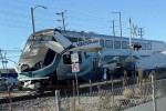 Demiryoluna inen uçağa tren çarptı: Pilot ölümden kıl payı kurtuldu