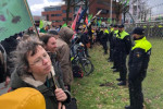 Hollanda'da çevreciler Eindhoven Havalimanı'nda gösteri düzenledi