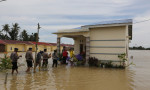 Endonezya'daki sel 18 bin kişi yerinden etti