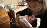Pandemide doğum sırasında anne ve bebek ölümleri üç katına çıktı