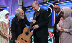 Yusuf İslam, Cumhurbaşkanı Erdoğan'a gitar hediye etti