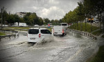 İstanbul'u sağanak yağış felç etti: Evleri su bastı!