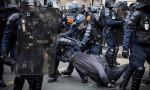 Paris'te protestocuları tehdit eden polise soruşturma 