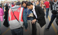 Taksim'de çantalar didik didik arandı