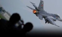 Türk F-16'larına havada taciz!