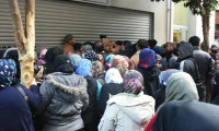 Sığınmacılar İzmir'de kepenkleri yumrukladılar