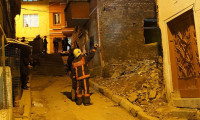 Beyoğlu'nda 2 katlı bina yıkıldı