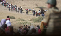 Suriye'den 100 bin kişi Türkiye'ye kaçıyor