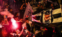 Beşiktaşlı taraftarlar Çarşı'da kutlamalara başladı