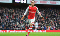 Mesut Özil, Arsenal tarihine geçti