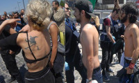 İzmir'deki çıplak eyleme gözaltı