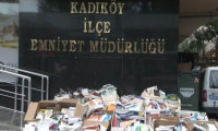 Kadıköy'de korsan CD ve kitap operasyonu