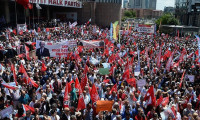 Binlerce kişi CHP'nin önünde toplandı