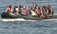 Sığınmacılar batarken kurtarıldı