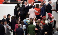 Kelepçeli protesto sonrası Meclis'te arbede çıktı