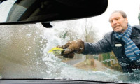 Dikkat! Arabanın buzlu camlarını temizlemek kalp krizi nedeni