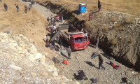 Hakkari’de kaçakları taşıyan kamyonet devrildi