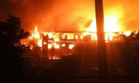 Hindistan'da göstericiler hükümet binalarını yaktı