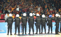 Galatasaray-Fenerbahçe derbisinde ortalık karıştı