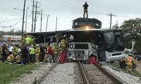 Tren otobüse çarptı: En az 3 ölü