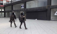 Arnavutköy'de lüks siteye polis baskını