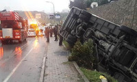 Mersin'de polis otobüsü devrildi: 10 polis yaralı