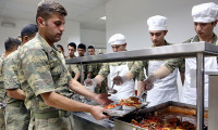 Dağlıca'da asker kendi yemeğini kendisi yapıyor