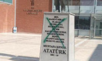 Atatürk heykeline sprey boyalı saldırı