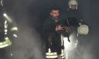 Alevler arasında mahsur kalan pitbull'u sahibi kurtardı
