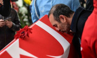 Türk bayrağını öpen Leonidis görevinden alındı
