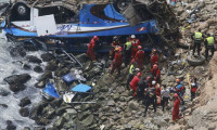 Peru'da yolcu otobüsü kayalılara uçtu: 48 ölü