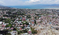 Endonezya'da depremde ölenlerin sayısı 2 bini geçti