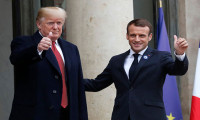 Macron ile Trump arasında ilginç tokalaşma anı