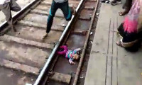  Hindistan'da üzerinden tren geçen bebek yara almadan kurtuldu