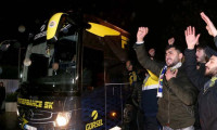Fenerbahçe otobüsü Samandıra'da taraftarın öfkesiyle karşılandı