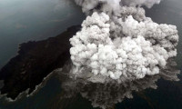 Endonezya'da tsunamiye yol açan yanardağ için turuncu alarm