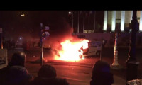 Paris'te sarı yelekliler Meclis binası önünde ambulans yaktı