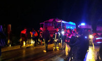 Otobüs ile hafriyat kamyonu çarpıştı: 27 yaralı