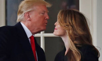 Trump'tan iletişim direktörüne veda öpücüğü