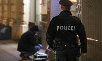 Viyana'da bıçaklı saldırı! Polis saldırganın peşine düştü