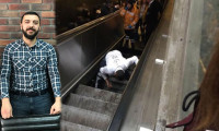Yürüyen merdivene düşen Ali Erik dehşet anlarını anlattı!