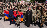 Ermenistan karıştı! Askerler de sokakta...