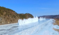 Çin'de buz tutan nehri patlayıcılarla açtılar