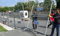 Gezi Parkı'nın etrafı polis bariyerleriyle çevrildi