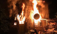 Kütahya'da yıldırım düşen ev yandı