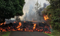 Hawaii'de yanardağdan çıkan lavlar evleri kaplıyor