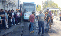 Sultanahmet'te Tramvay Raydan Çıktı