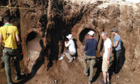 Duvar inşaatında tarihi 2 küp ve insan iskeletleri bulundu