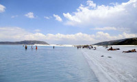 Salda Gölü turist akınına uğradı
