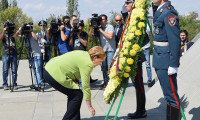 Merkel, Erivan'da soykırım demedi